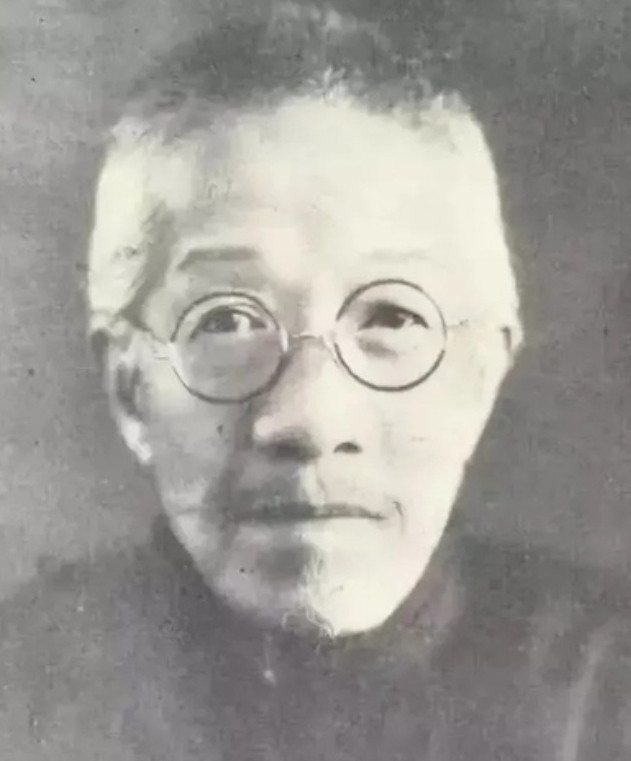 1931年，62岁章太炎穷得连2块钱的烟都买不起。43岁杜月笙掏出1000大洋，