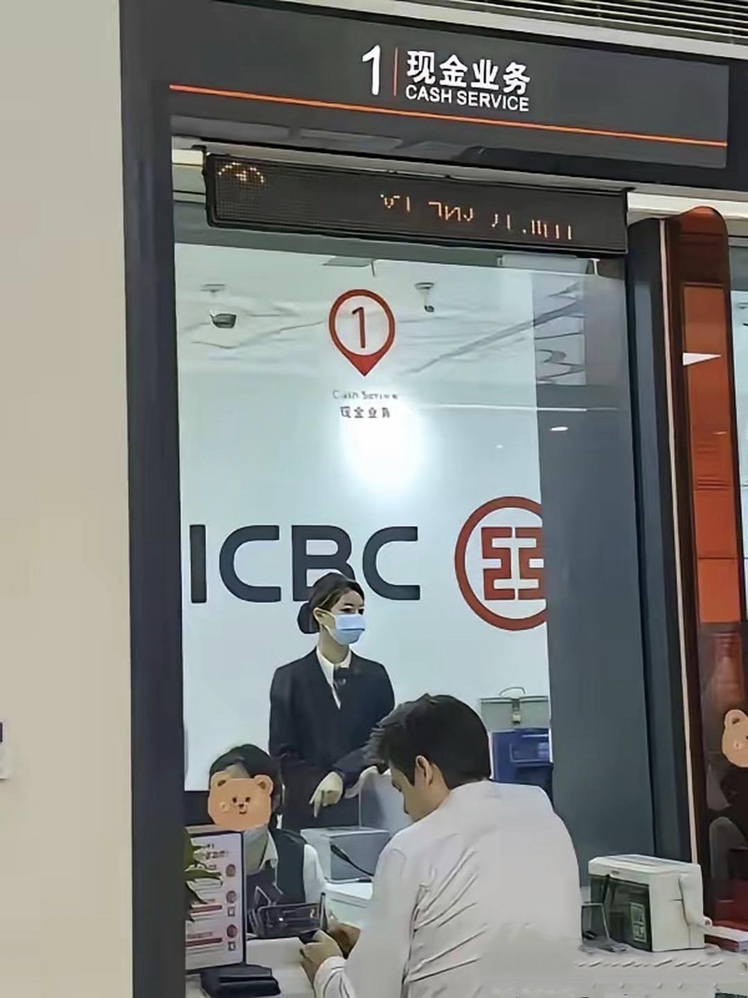 我表哥在工行上班，他跟我说，现在就算再有钱，也千万别去买黄金。只要霍尔木兹海峡不