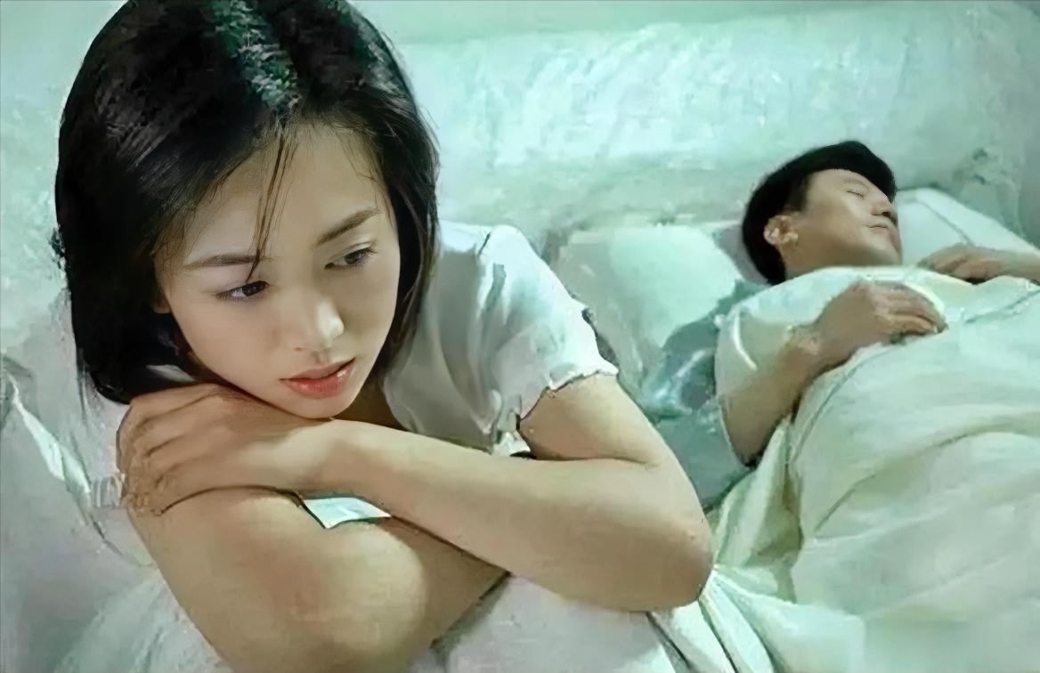 男：“老婆，你手机响了。”女：“你帮我接一下。”男：“好勒。”女：（在浴