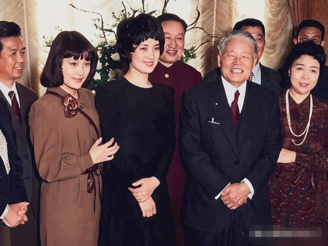 老照片中身穿黑色裙装的是张金玲吗？年轻时候真漂亮！气质优雅比身边的陈冲好看！