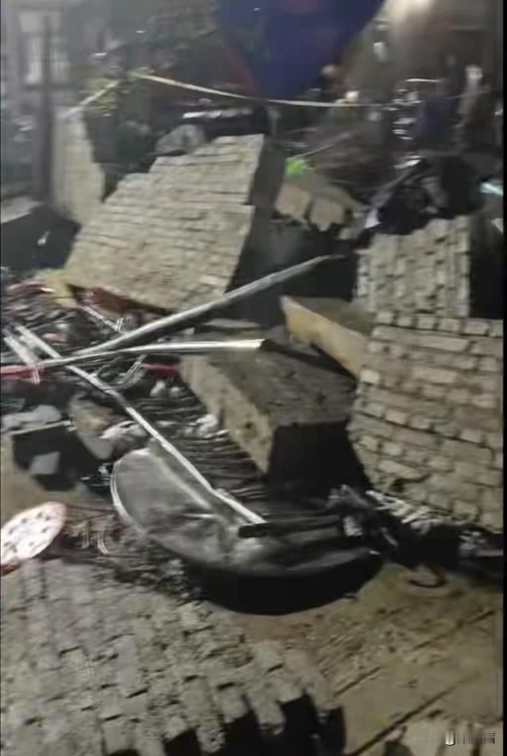 村民家办丧事时围墙倒塌,致前来吊唁的6人身亡主家借用邻居院坝摆酒席,谁也没