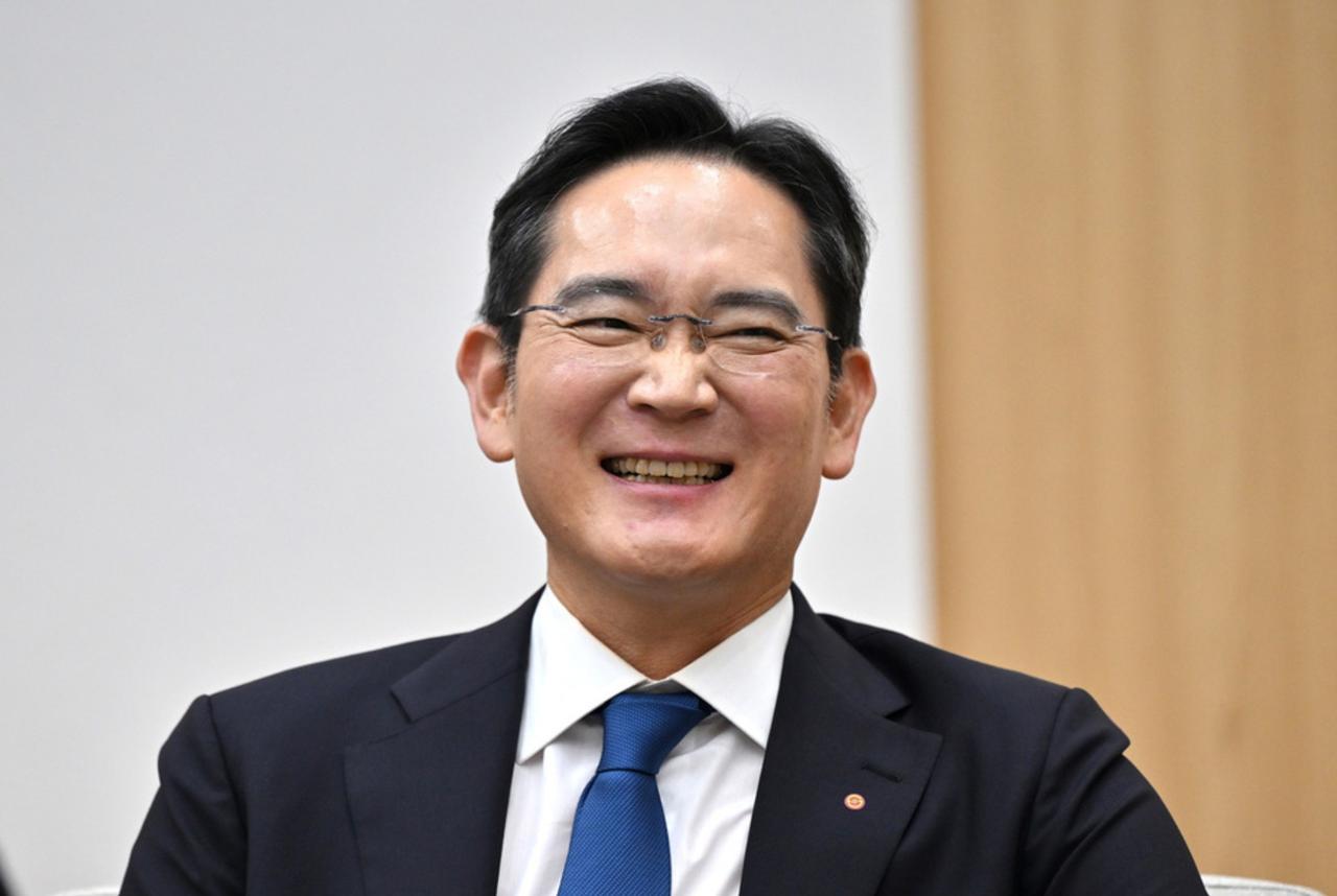 【三星市值突破1万亿美元，其家族独占韩国富翁排行榜前四位。】6月1日，综合韩联社