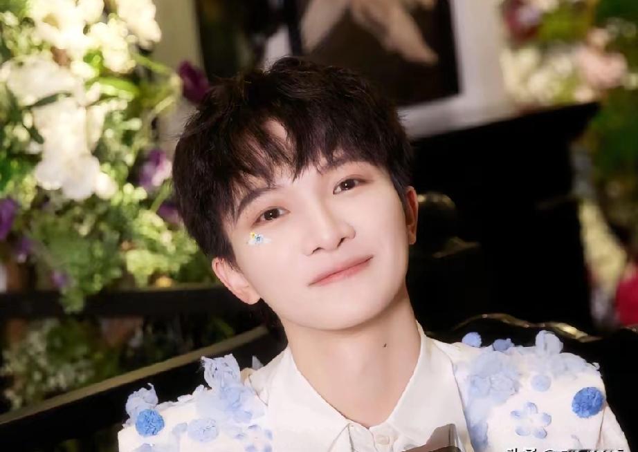 周深深夜冲上热搜！《吉量》霸榜刷屏，实力太惊人2月22日凌晨，周深