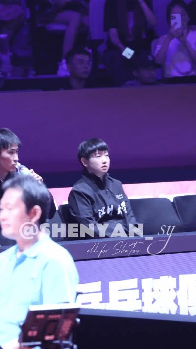孙颖莎听到哥哥的声音抓紧盯着屏幕看~这是多么敏感的声音啊！一听就知道这是我那s