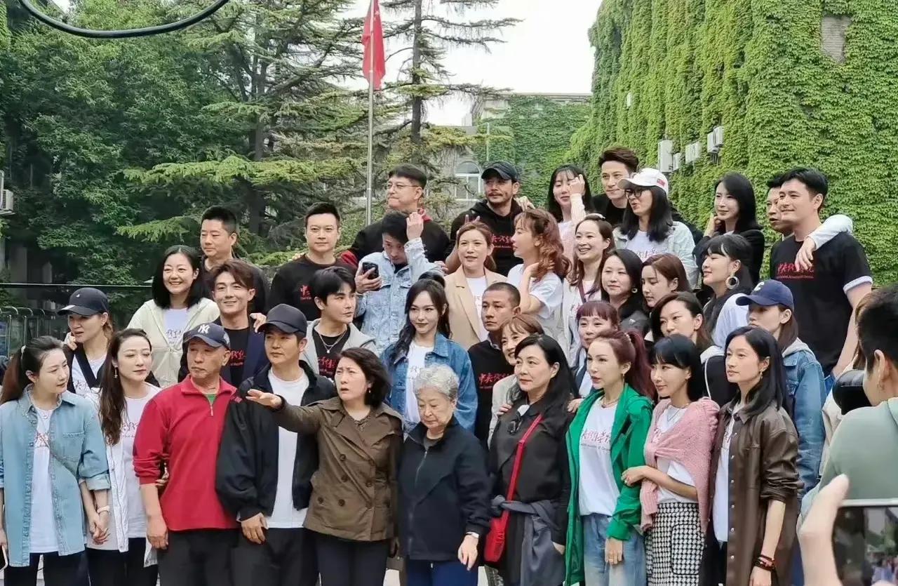 唐嫣同学聚会照，大家都在说郭珍霓美得很突出。问题是，她在哪？我只看到朱亚文的老婆