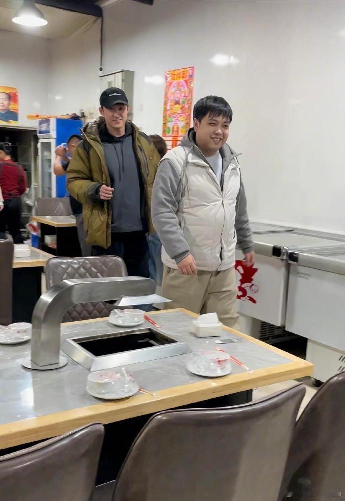 网友丹东偶遇黄景瑜有网友在丹东偶遇黄景瑜，亲切与粉丝互动打招呼，羡慕！