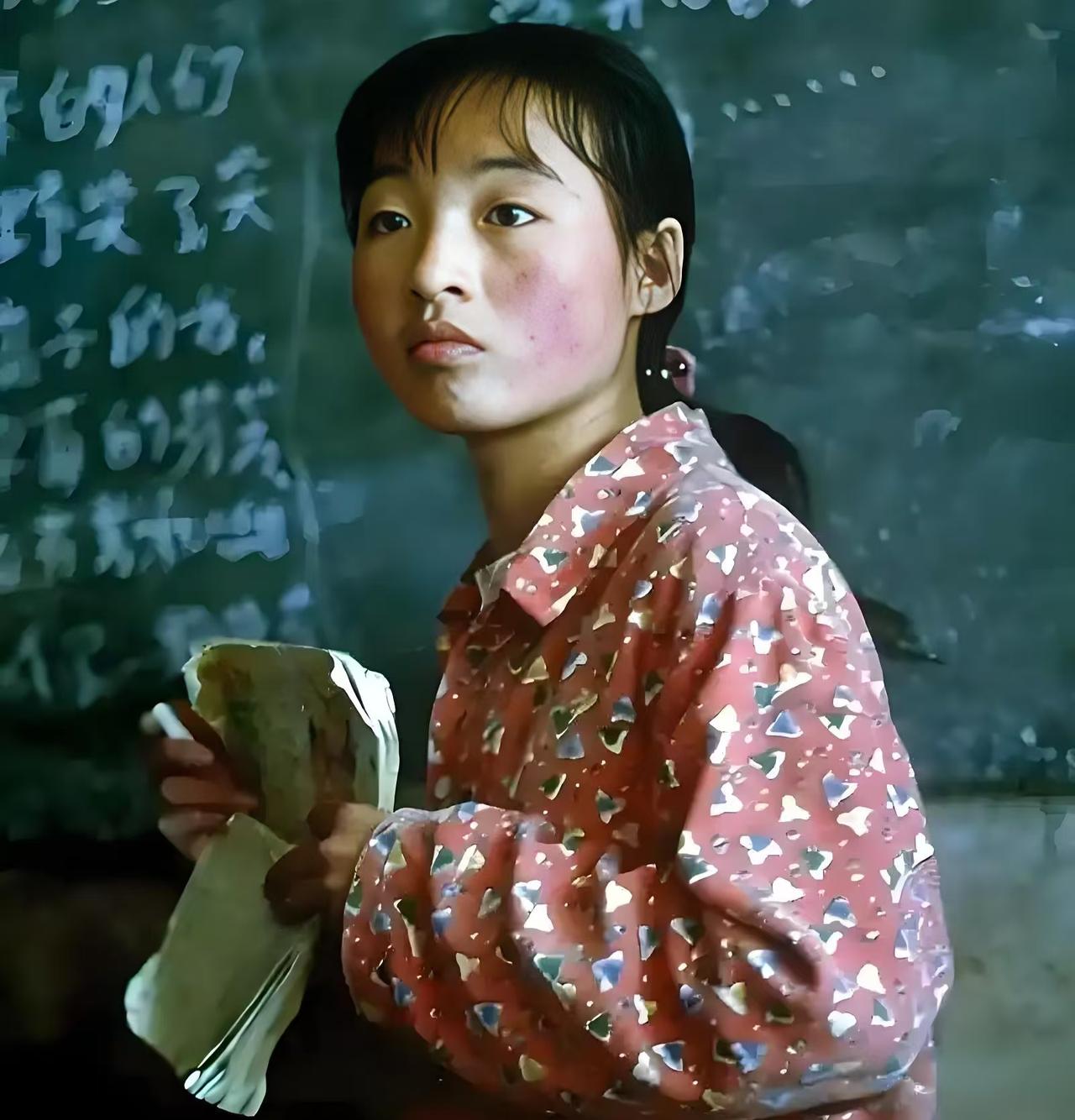 1999年，张艺谋捧红了农村女孩魏敏芝。拍完戏后，魏敏芝想进演艺圈，张艺谋却不同