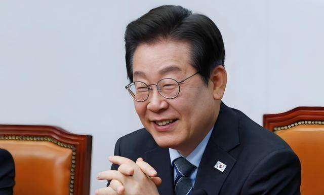 石破茂下台，李在明傻眼了。日媒消息说，日本首相石破茂为了避免自民党内部分裂，9月
