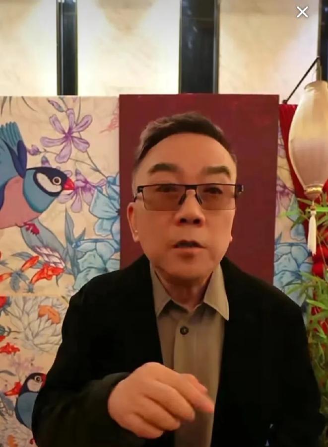 杨议整的这个收徒仪式挺有意思，说是剧组二十年聚会捎带着收徒，直播全程开着镜头，没
