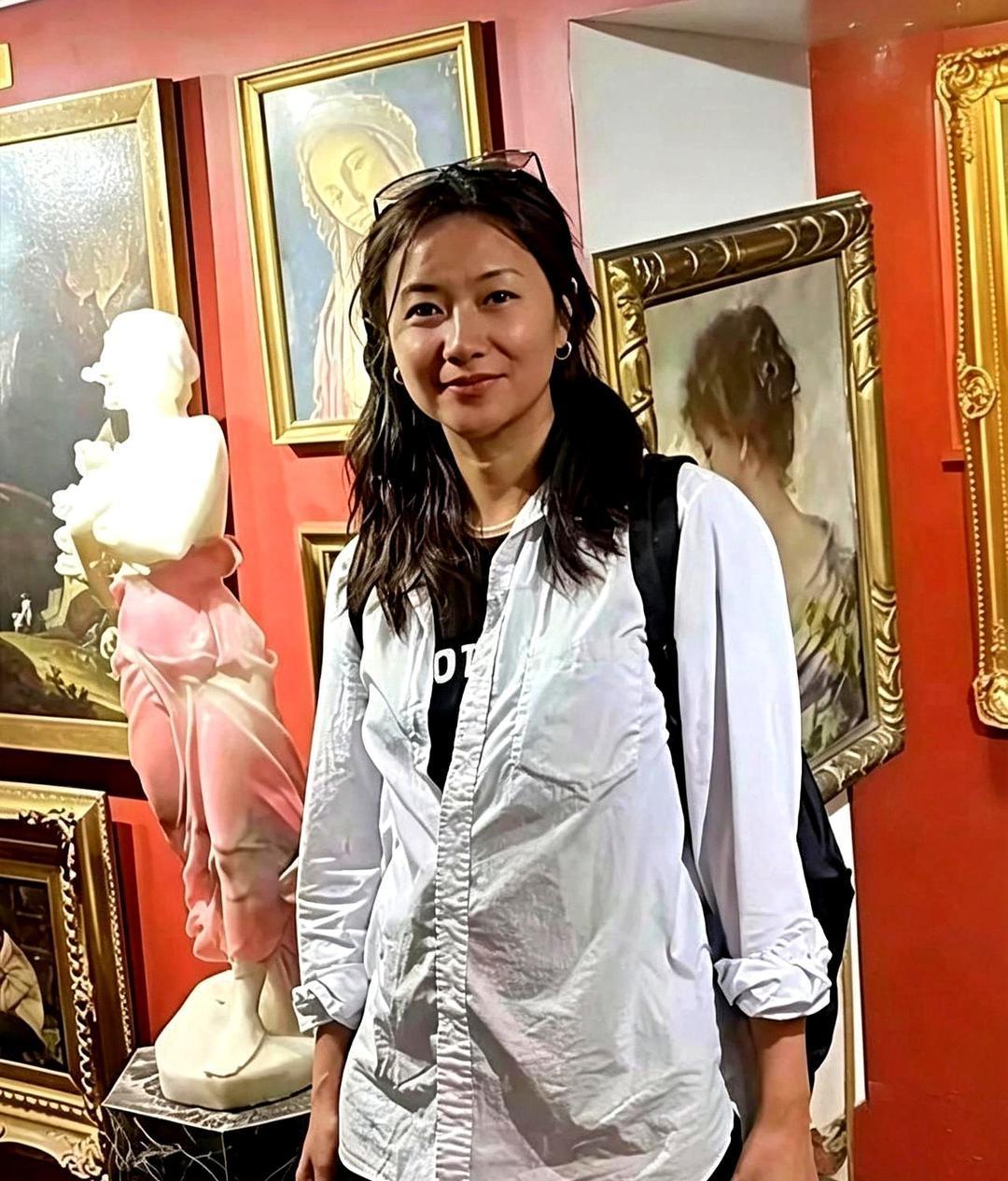 51岁的徐静蕾如今定居洛杉矶，经营着一家盈利微薄的中文书店。她素面朝天，身形丰