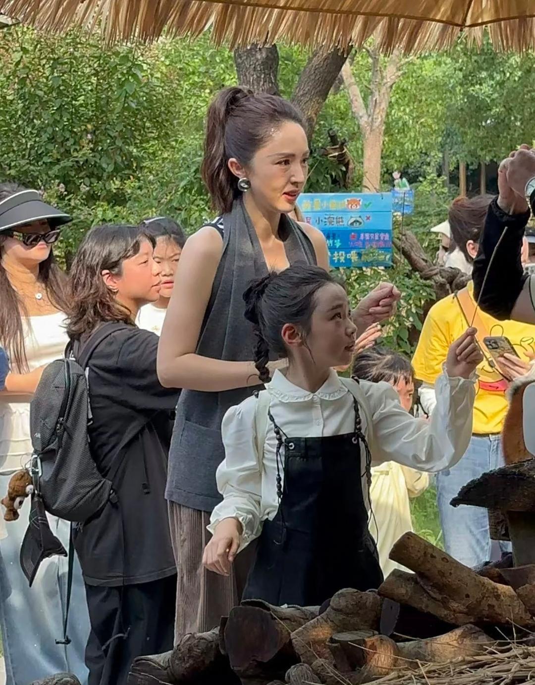 董璇和女儿小酒窝到浙江动物园玩，母女俩打扮都好时尚，两人的脸型五官太像了，女儿遗