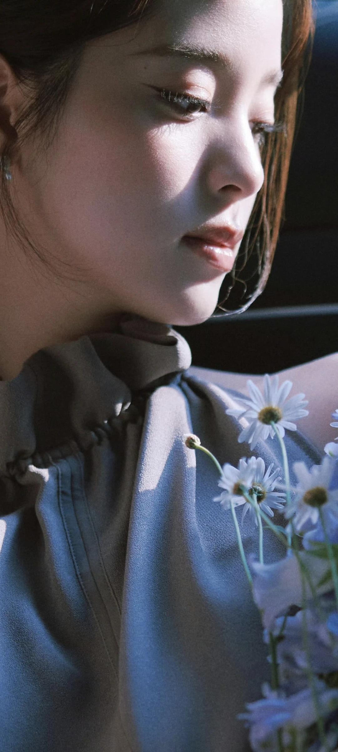 欧阳娜娜写真壁纸～温柔挂脖裙+慵懒盘发，手捧花束倚在车窗，这画面太治愈了！