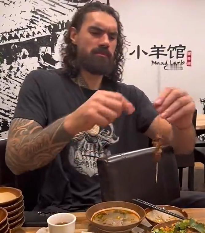 眉清目秀！“海王”亚当斯在中餐馆撸羊肉串羊排，吃羊肉不配蒜瓣不白瞎了？