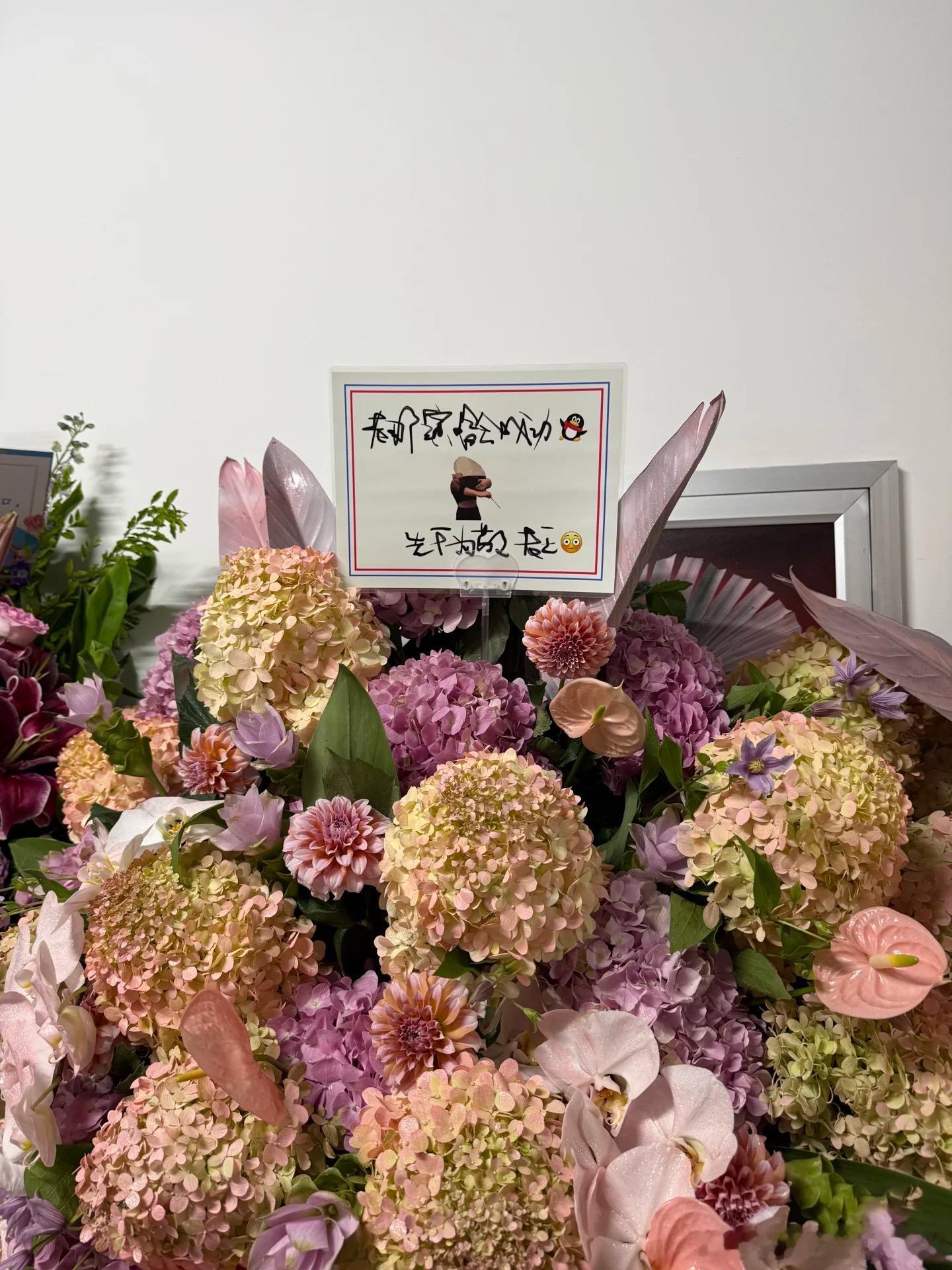 那英开演唱会，让王菲的字露了一小手。她手写的花牌让人赞叹：天后，你还有什么本事是