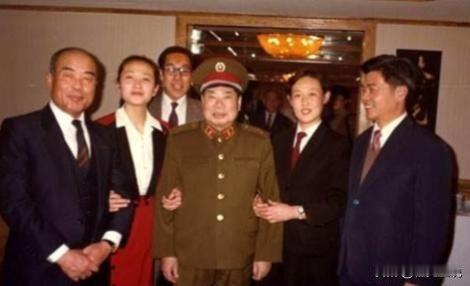 1990年，79岁的杨得志新婚，迎娶了石莉，结婚当晚，杨老将军握着石莉的手，动情