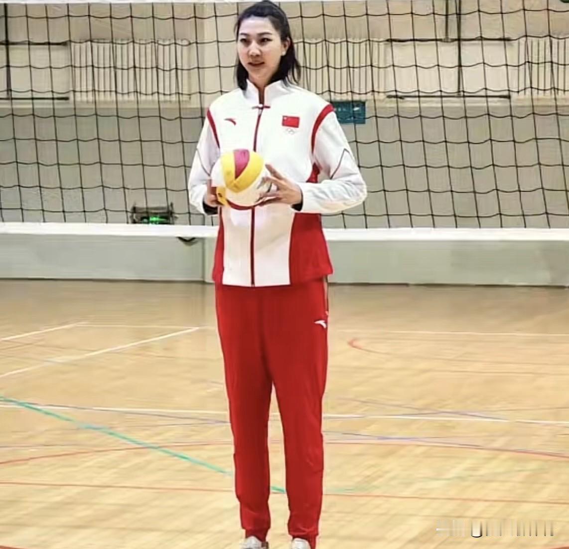 袁心玥排球课堂开课了！今日在天津南开大学的体育场馆，看到了奥运冠军袁心玥！身穿的