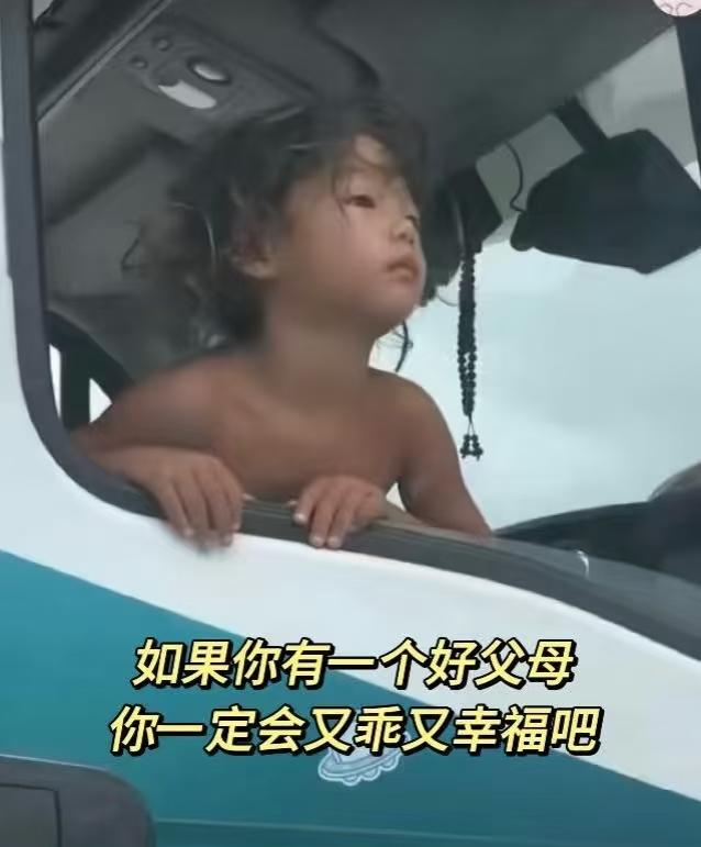 “野人”娃一家跑了！这么俊的孩子遭这罪太心疼刷到“野人”小孩的正面照，我心