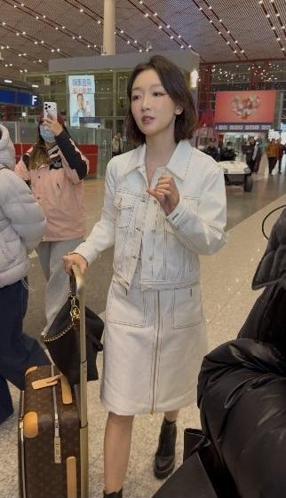 今天周冬雨启程巴黎时装周，她这回搭配了一身白色的套装，凸显出了满满的时尚丽人范儿