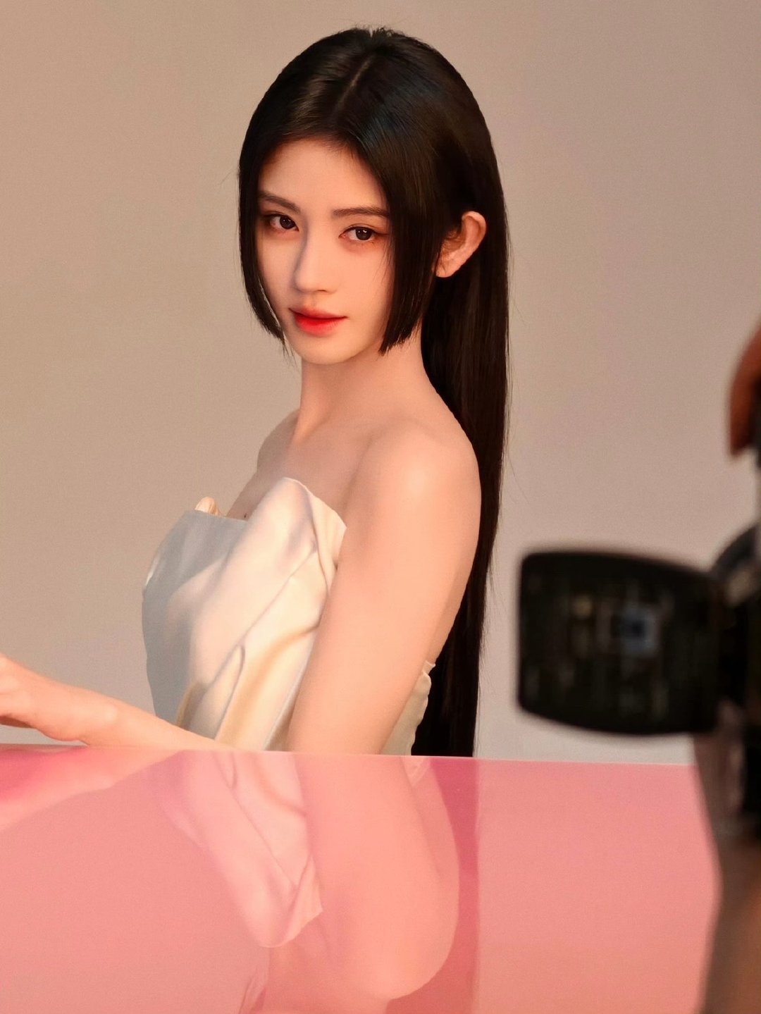鞠婧祎珍珠白抹胸裙鞠婧祎珍珠白长裙鞠婧祎白抹胸好美啊