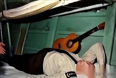 1993年4月17日，张震将军视察南海舰队时，不顾舱室闷热潮湿，执意下到水兵舱躺