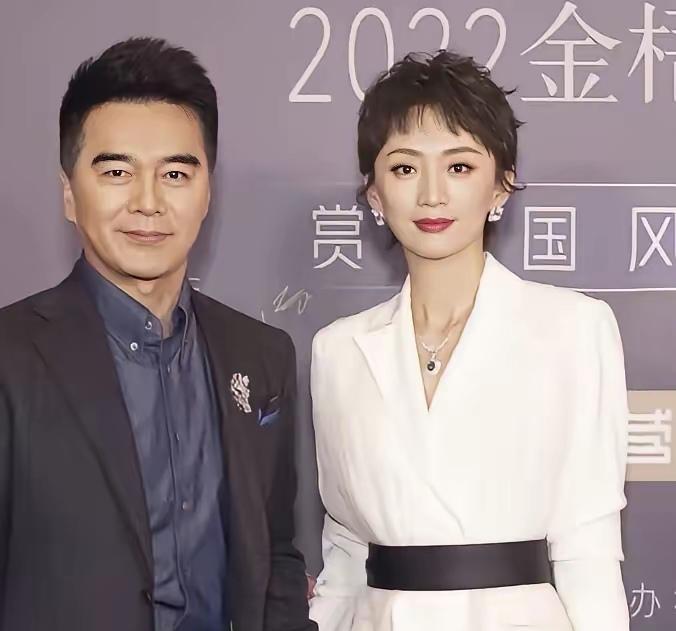 何晴讣告刷屏那天，翻完许亚军的四段婚史，突然懂了什么叫“爱情里的试错”。四