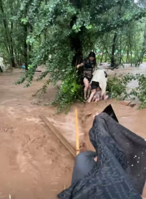 河北暴雨致一露营地多人凌晨被困，亲历者：洪水中6人抱一棵树5小时近日，河北省
