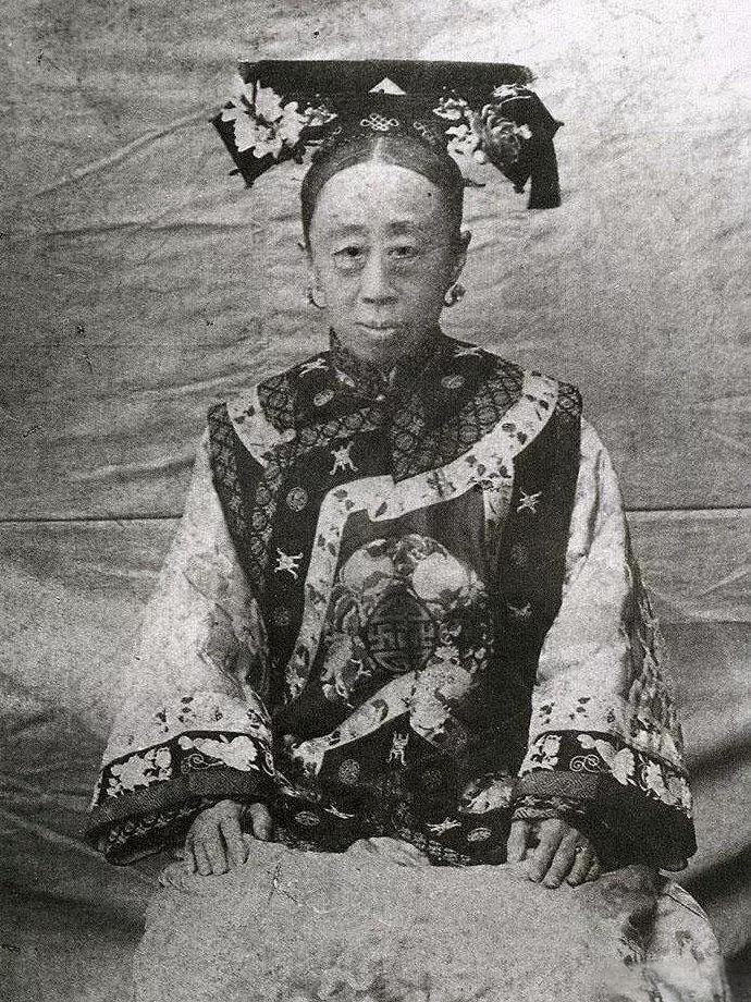 寿固伦公主，《清史稿》上最后一位被载入的公主，她是恭亲王奕訢的长女。慈禧垂帘听政