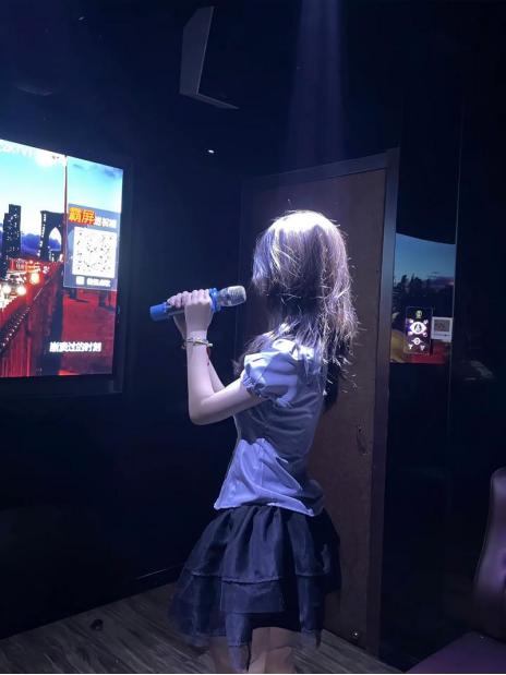 2020年，上海一位女子在KTV庆生，豪气地点了一瓶49800元的路易十三，外加