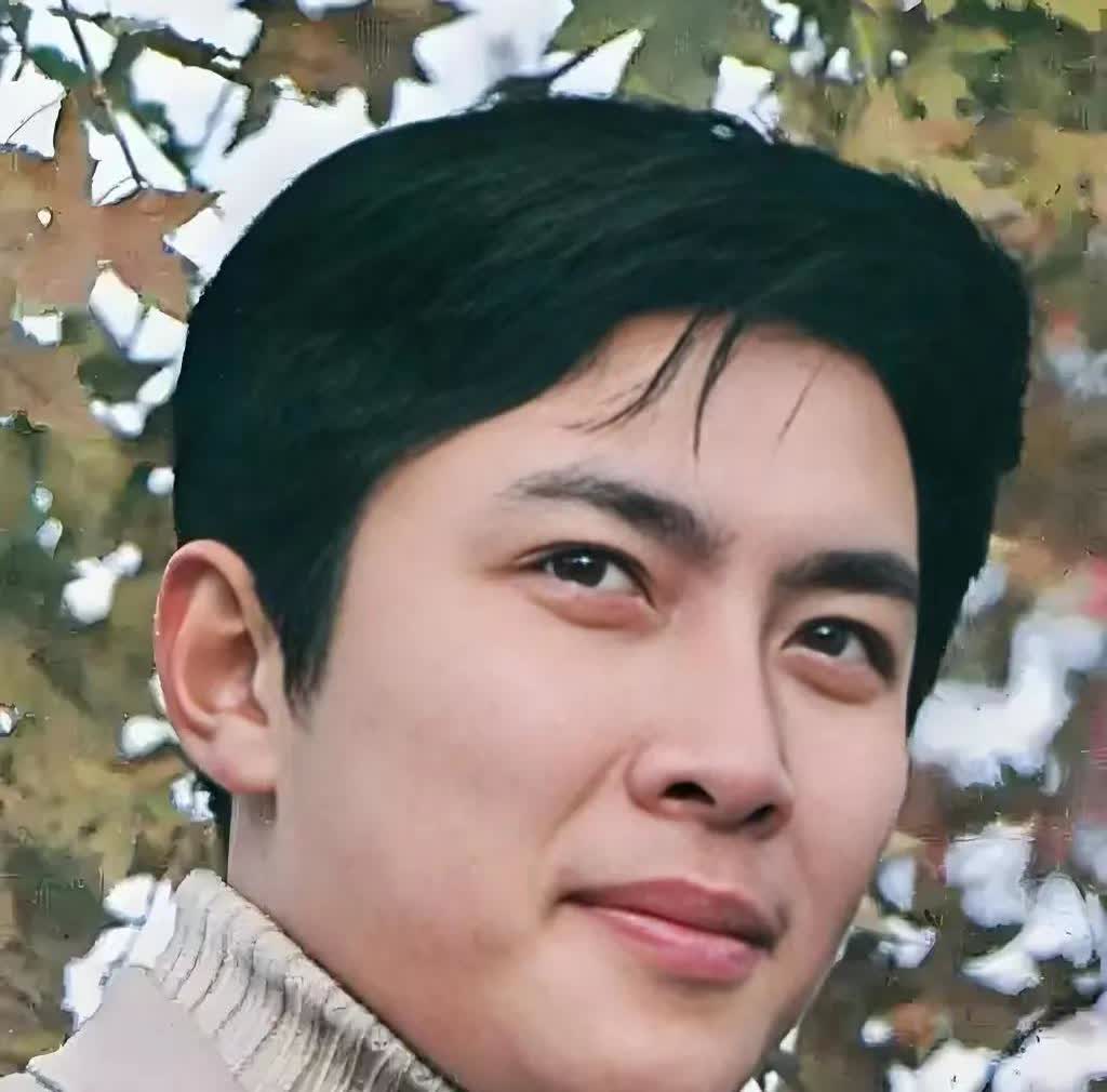 这几位青岛的演员，男的超帅，女的超美。唐国强年轻的妥妥的奶油小生，帅气多