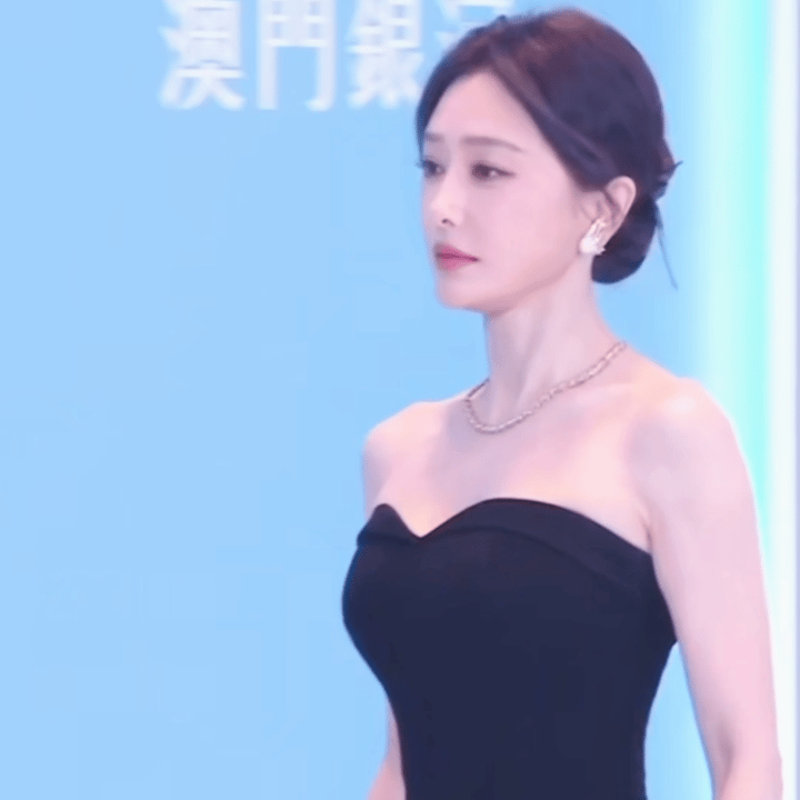 尖叫之夜红毯秦岚盘发秦岚今天红毯简直美神降临！经典盘发造型温婉大气，搭配金色礼