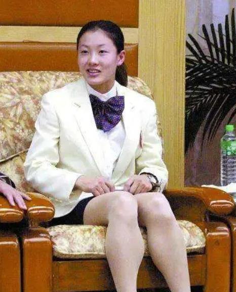 2003年，伏明霞长女梁司渝出生，这位“星二代+豪门女”早已撕掉“花瓶”标签：1