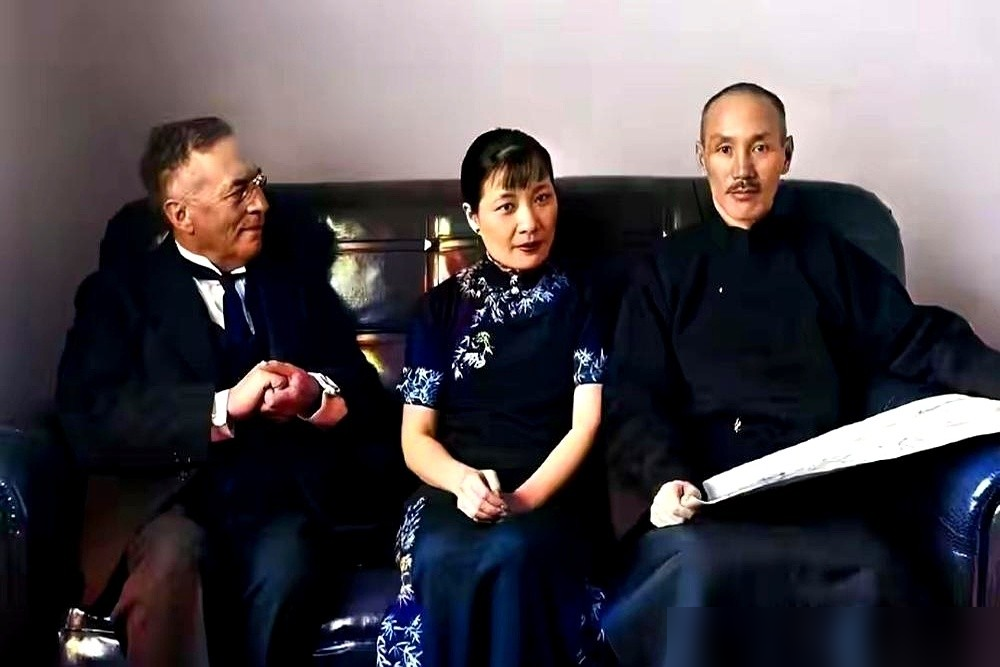 董璇演宋美龄，直接被骂上热搜，说她像物业上门收水电费的。央视大剧《征途》这回翻车了。你看她演的啥，要