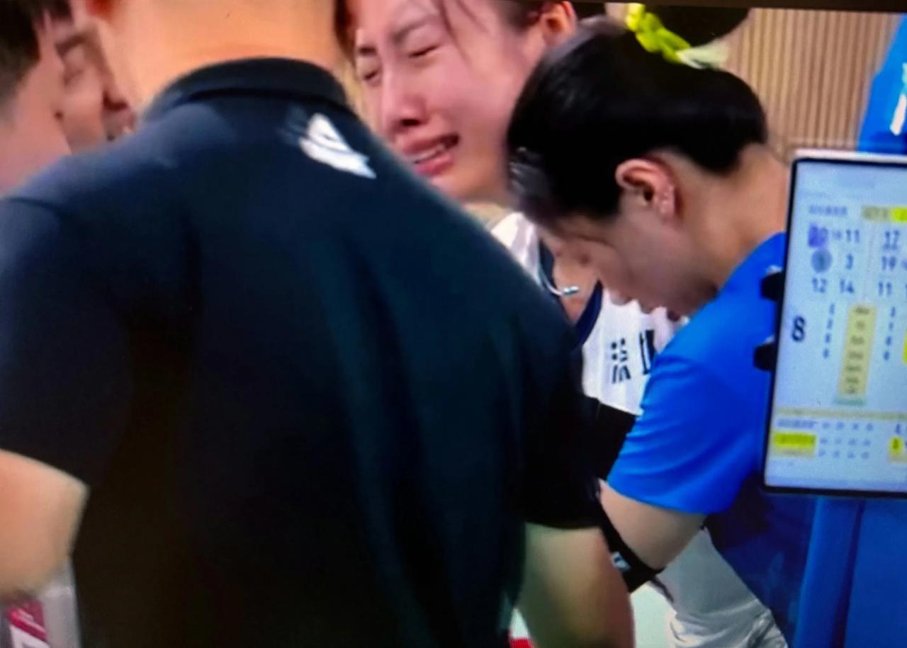 广东女排教练团队必须集体辞职！女排全锦赛粤沪之战，前国手接应陈佩妍腰伤复发已完全