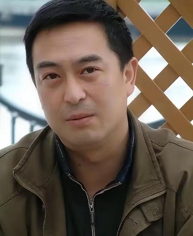 一次在片场，同事问张嘉译：“孙鹏啥活都干不好，为啥还留着他？”张嘉译态度坚定：“