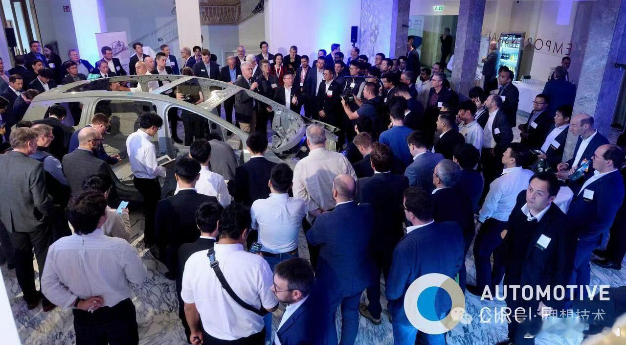 现场这个热情程度真高啊٩(๑^o^๑)۶，理想汽车携理想i8的堡垒安全车身和理想