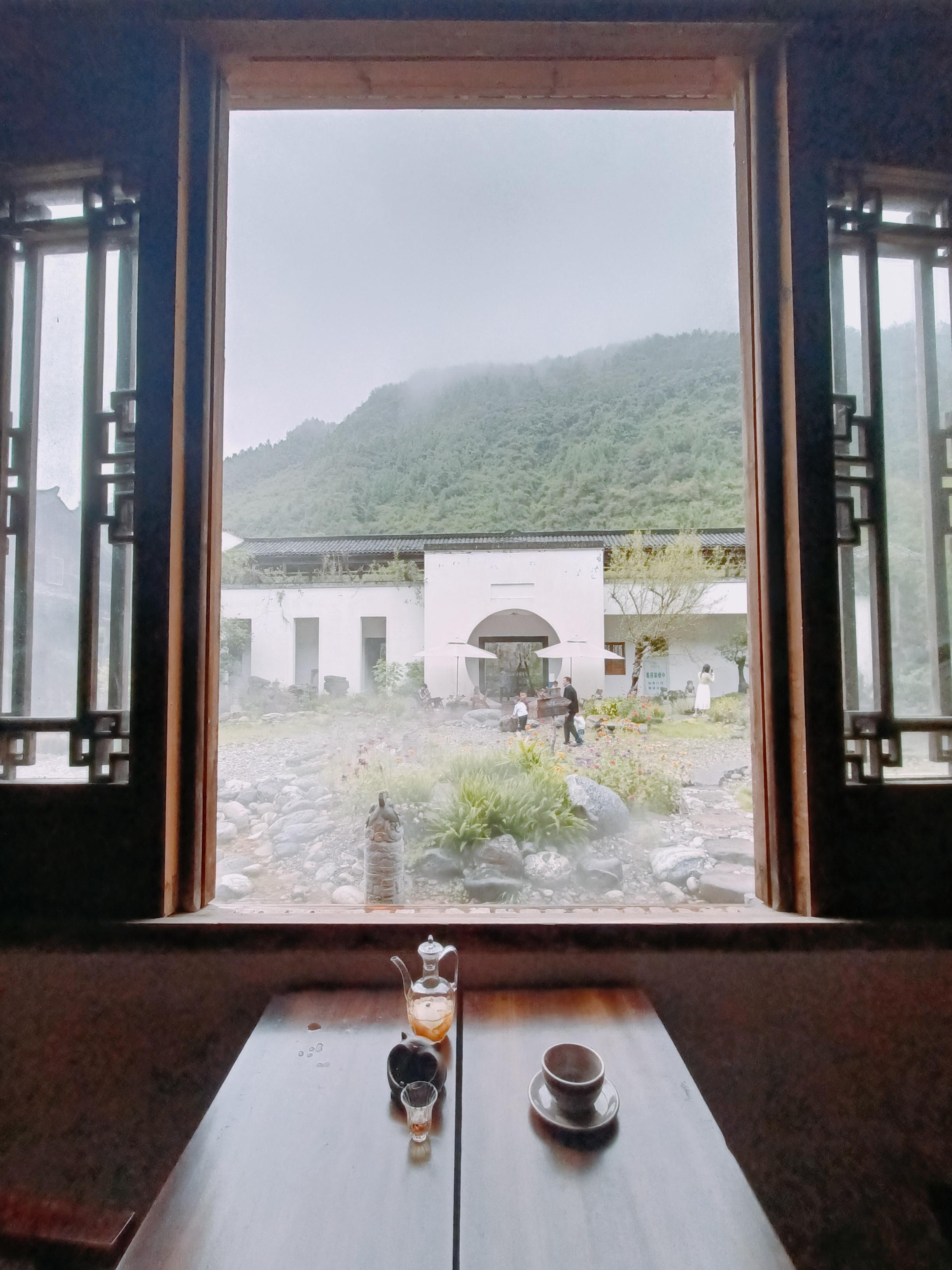 去有风的地方!不在大理在遵义绥阳也能遇见诗与山野。青石铺路、黛瓦青砖，群山环抱将一方天地温柔地揽入怀