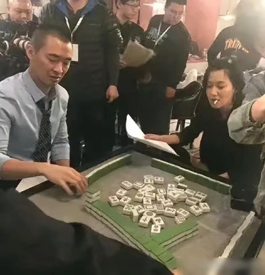 徐静蕾，嘴里叼着香烟，和男友黄立行一起搓麻将，真是颠覆三观啊