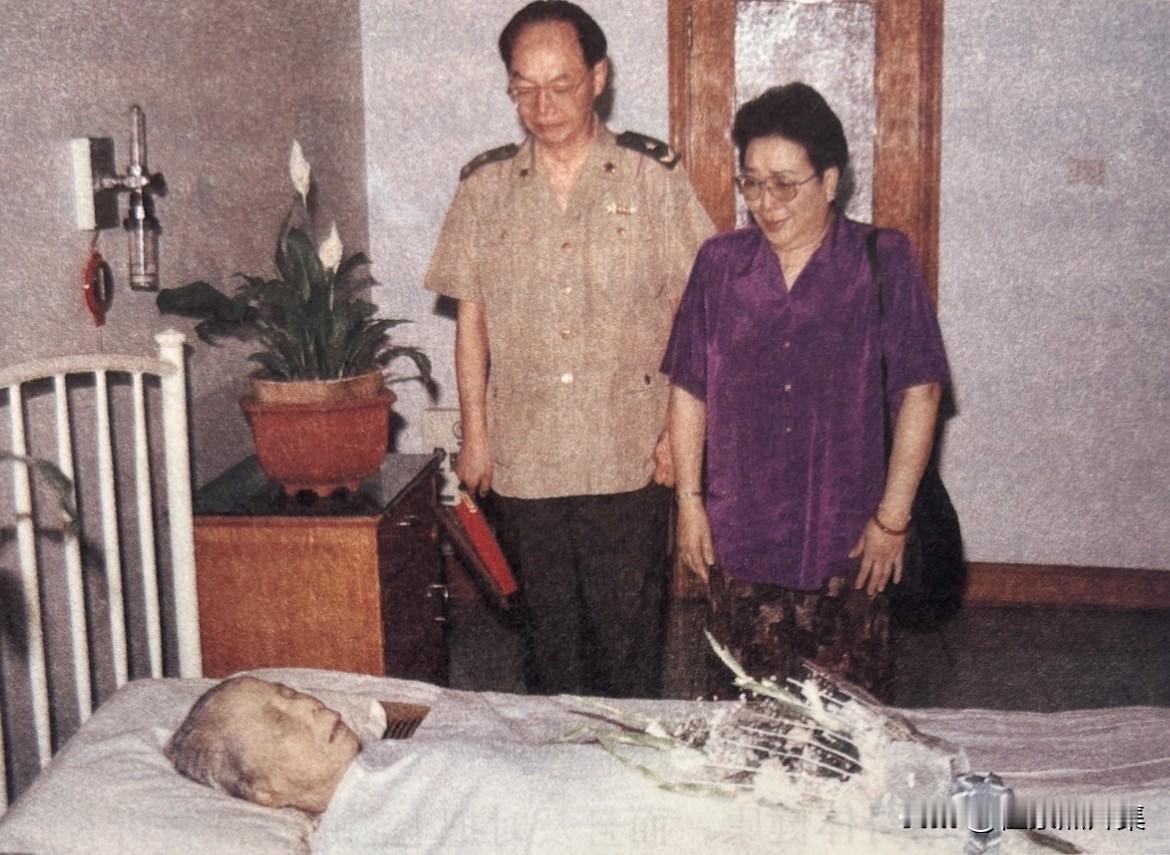 1992年7月11日，周尔均和邓在军夫妇在北京医院向邓颖超告别，泪水情不自禁流下