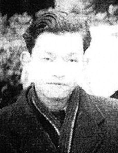 1949年，重庆解放后，特务头子李修凯在大街上遇到了一个地下党员，地下党员大喊：