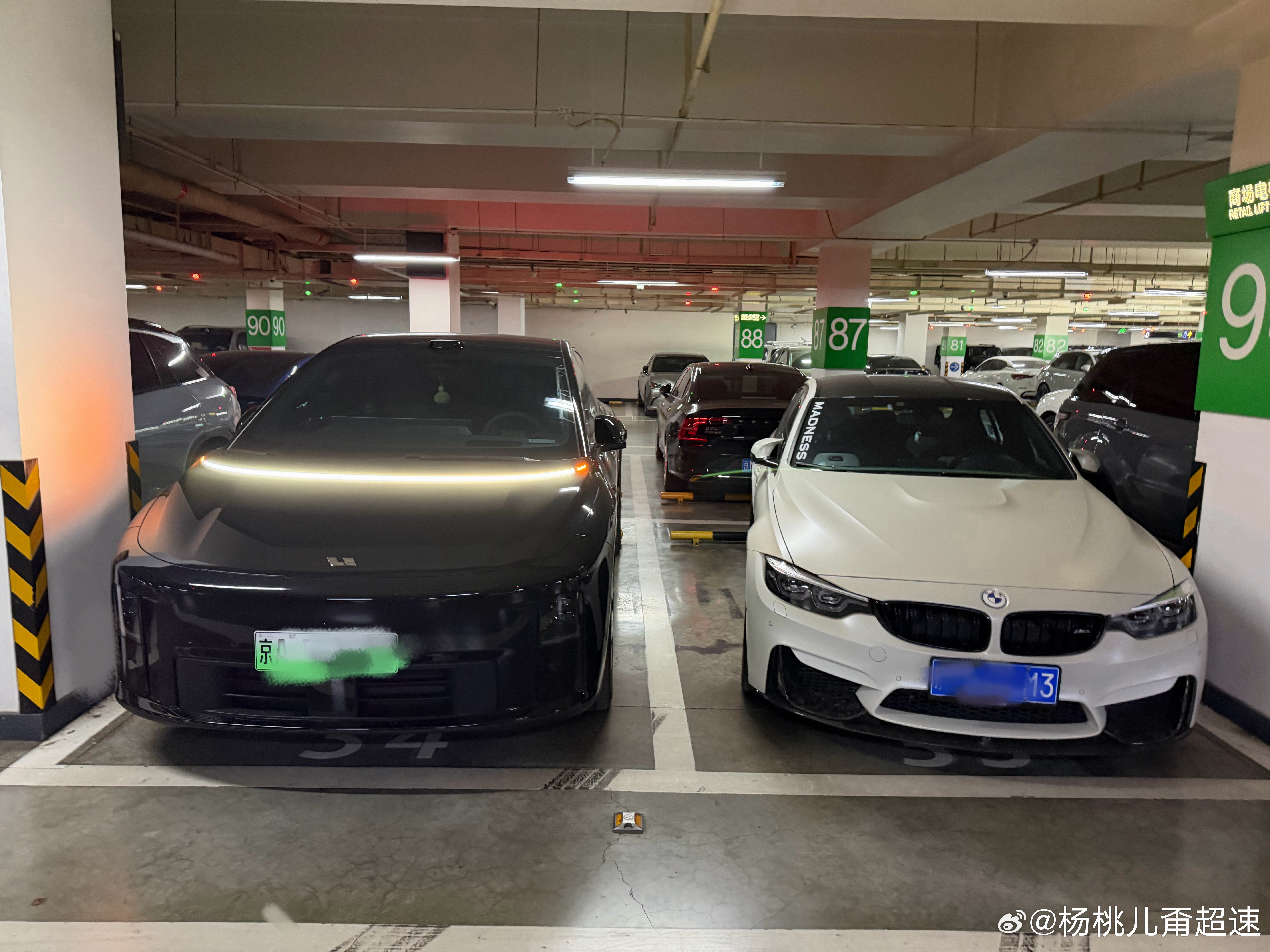 有时候停的歪不是技术不好是与人方便与己方便活该你开M3呀！避免开门杀的好姿势~