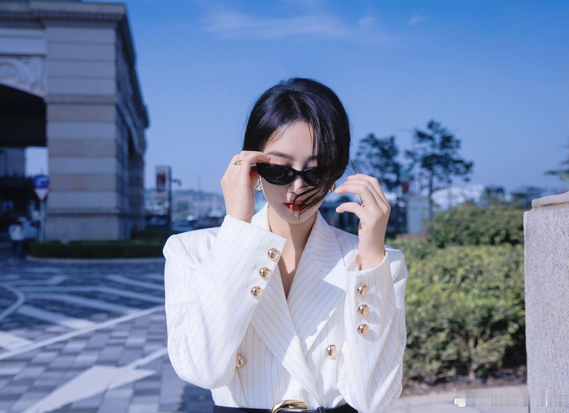 蓝盈莹什么时候美成这样了蓝盈莹的美商真的在线，白色套装选得太对了，上身效果绝佳