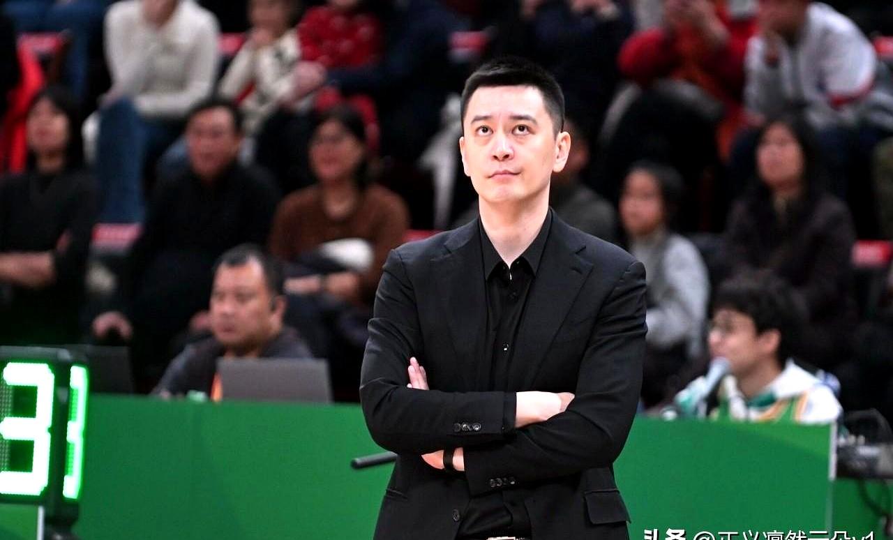 各位，说点儿实话：这回答像是在留后路。记者问杨鸣将来怎么打算，他表示离开是因工