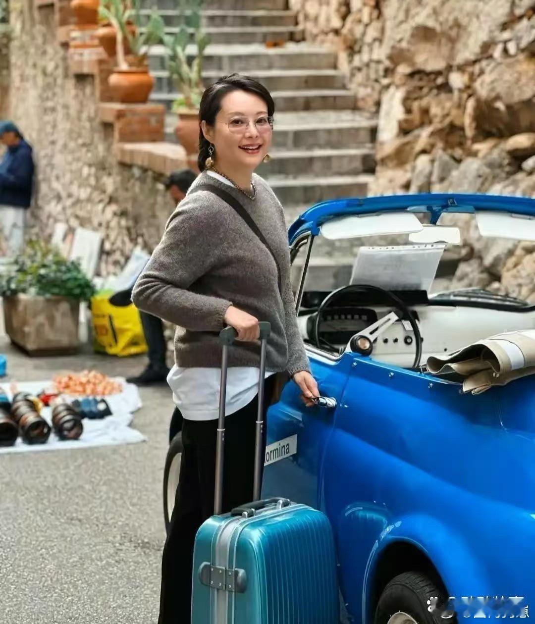 53岁袁立在意大利独自自驾太飒了！拉着行李箱笑容满面，状态好到飞起，看着哪像年过