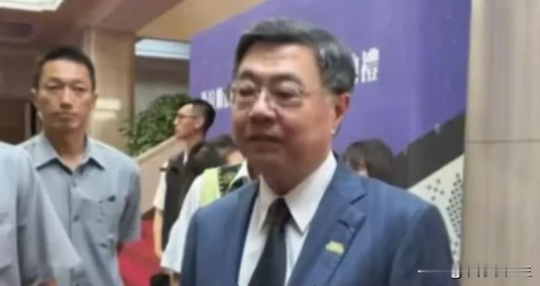 台媒昨天采访台湾地区行政机构负责人卓荣泰时询问，台北市长蒋万安提出“倒阁”，他认
