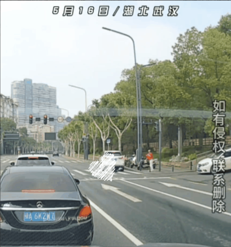 今天湖北武汉发生了一起诡异的车祸。一辆白色SUV想抢黄灯冲过路口，结果撞上了