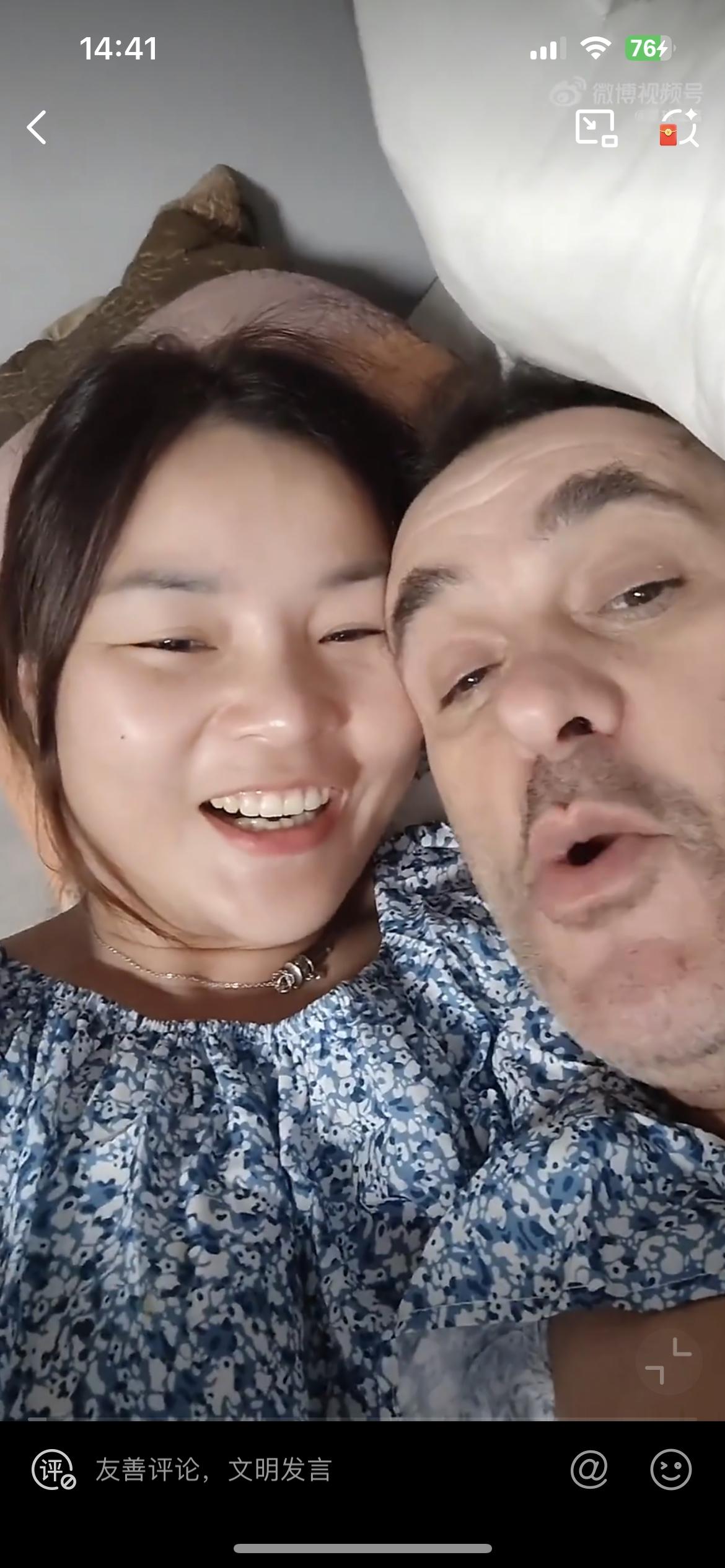 一中国女孩和西班牙老登闪婚，他们在短视频里秀恩爱。据说这个女孩嫁给他，没车没房