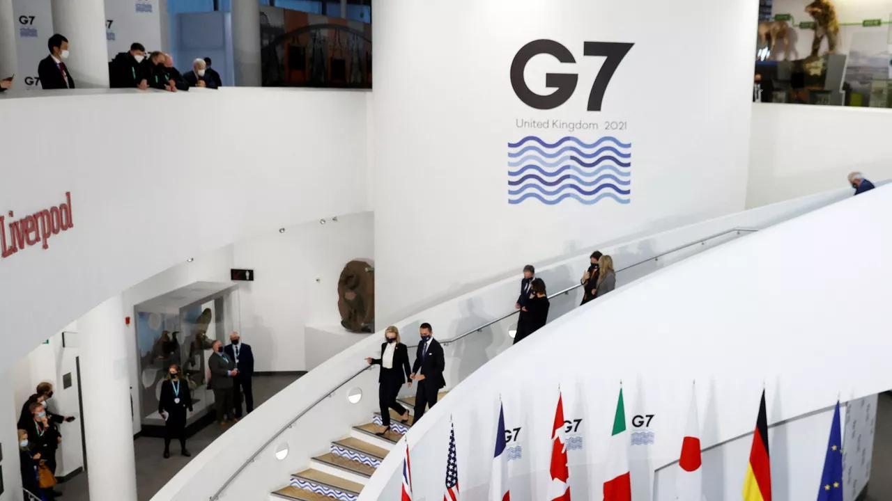 G7这两天在法国开会，正经公报没发出来，花絮倒是把底裤都扒光了。欧洲那几位为了哄