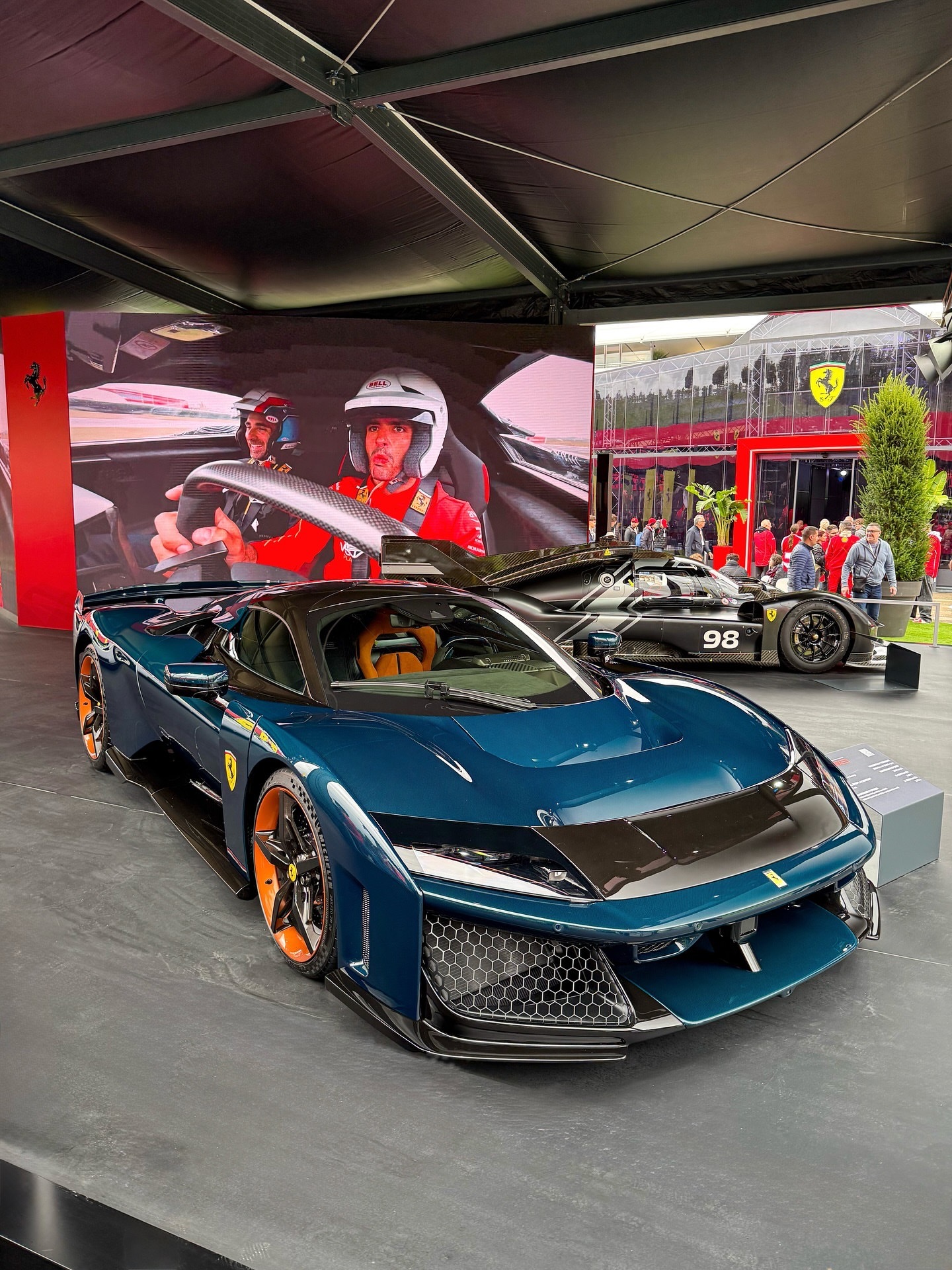 这个全碳纤维的FerrariF80在Mugello赛道上展出..法拉利f80老