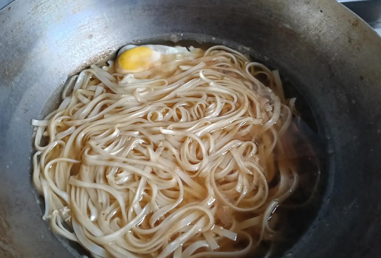 今天早晨又是简单的面条，我觉得早晨起来怎么简单怎么吃？只要能吃了不饿就行。有