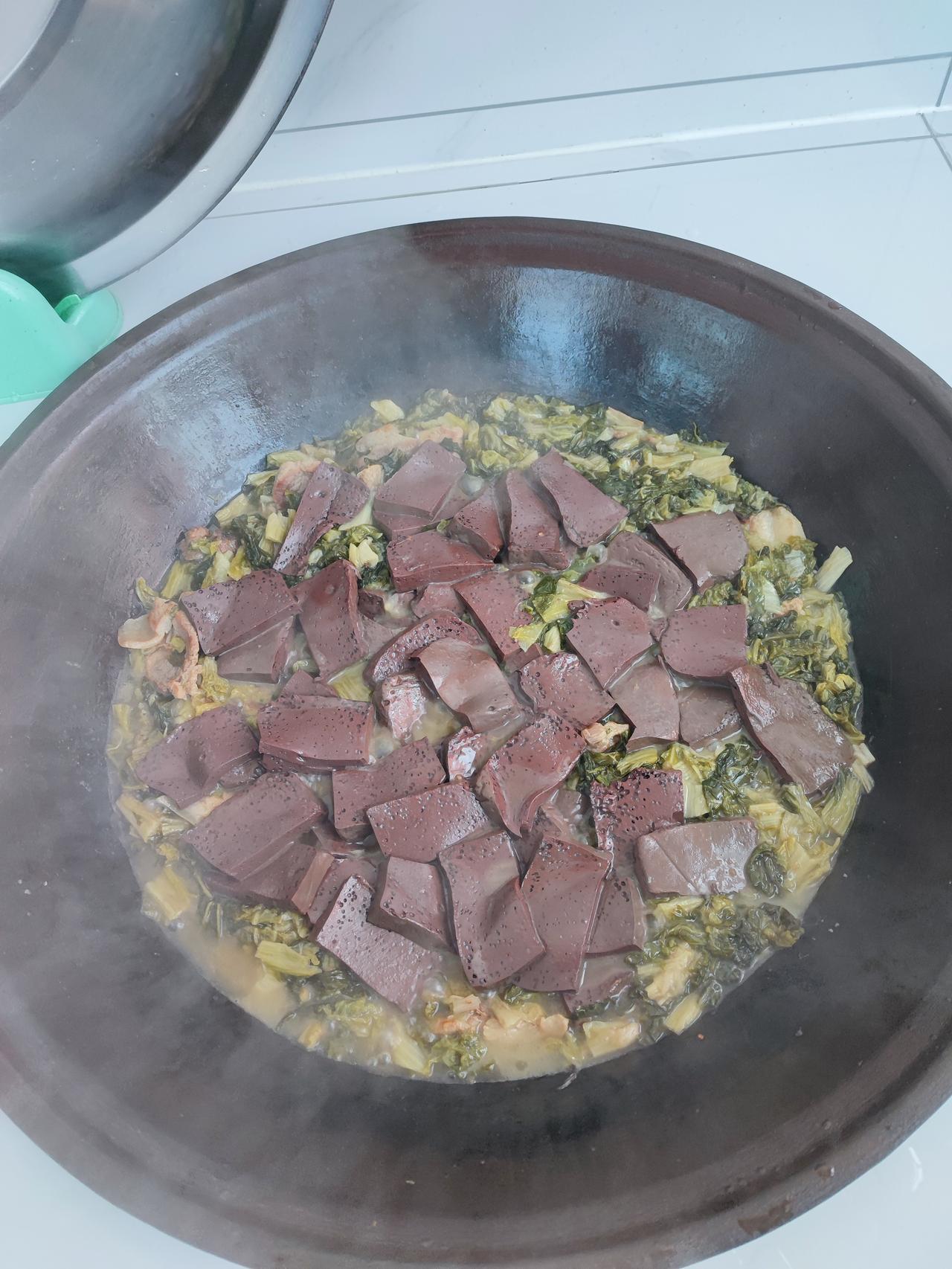 差点被“赶出”东北，因为这锅杀猪菜。[笑着哭]昨天发了这锅杀猪菜，我们这边的